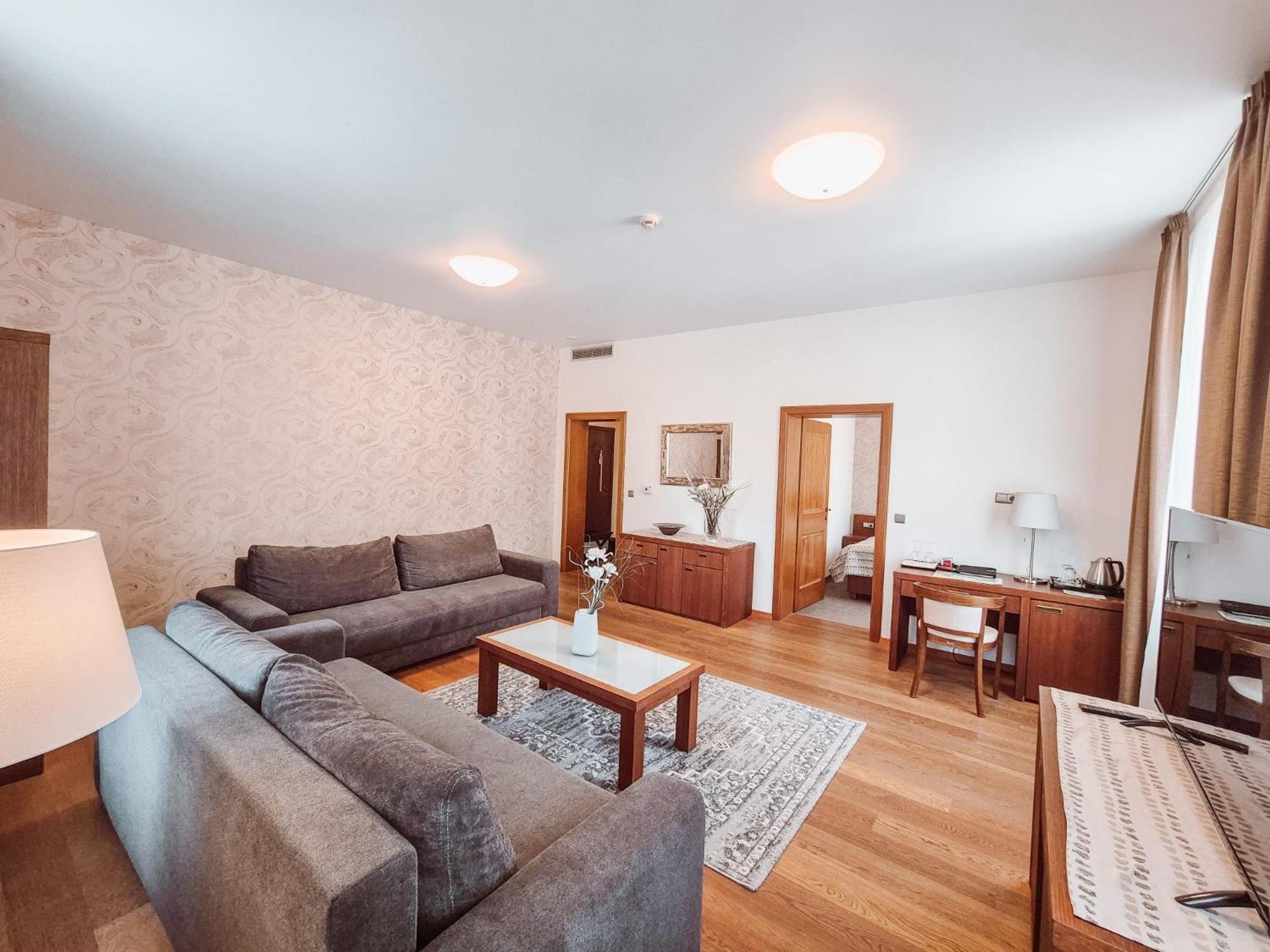 Hotel Mario Леднице Екстериор снимка