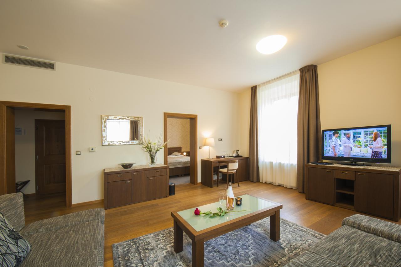Hotel Mario Леднице Екстериор снимка